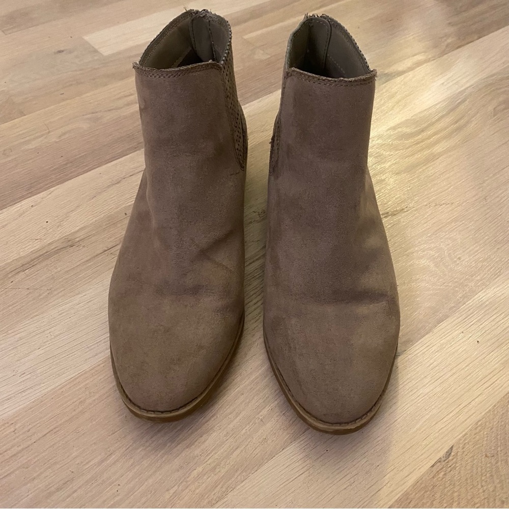 DV by Dolce Vita Women 7.5 Tan Ankle Booties